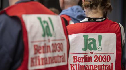 Mitglieder des Bündnisses „Berlin 2030 Klimaneutral“ stehen bei der Wahlparty zum Volksentscheid.