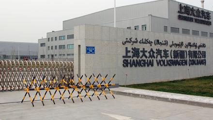 Eine Metallabsperrung versperrt die Einfahrt zum Werk von Volkswagen in Urumqi, der Hauptstadt von Xinjiang.