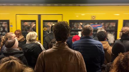 Voll was los in der Berliner U-Bahn.