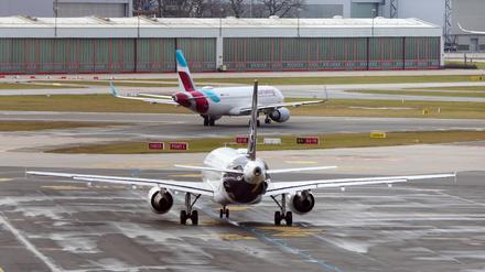 Am Hamburger Flughafen bleiben auch am Freitag Flugzeuge am Boden.
