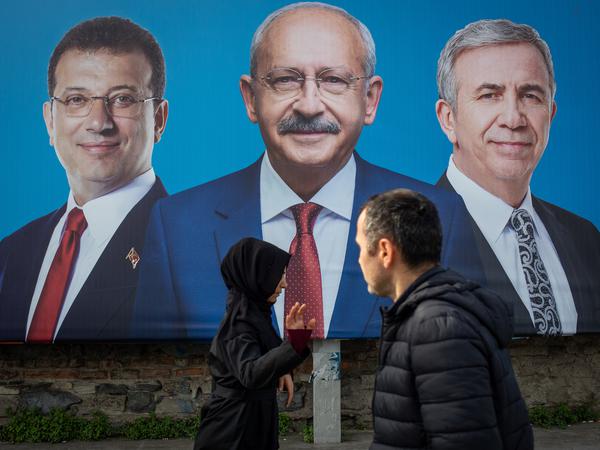 Aussichtsreicher Kandidat der türkischen Opposition: Kemal Kılıçdaroğlu (Mitte) auf einem Wahlplakat.