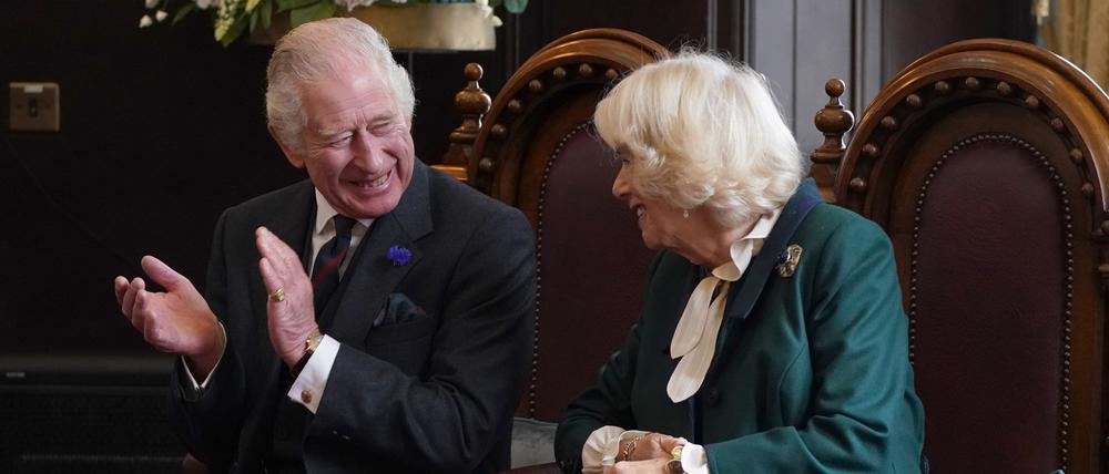 König Charles III. unterhält sich mit Königsgemahlin Camilla.