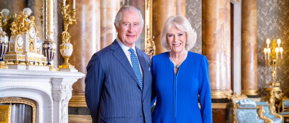 Dieses vom Buckingham Palace herausgegebene Foto zeigt den britischen König Charles III. und die Königsgemahlin Camilla, aufgenommen von Hugo Burnand, im „Blue Drawing Room“ des Buckingham Palace. 