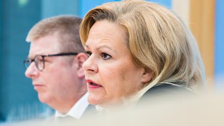 Schlechte Nachrichten. Innenministerin Nancy Faeser (SPD) und Verfassungsschutzpräsident Thomas Haldenwang haben am Dienstag den neuen Jahresbericht der Behörde vorgestellt.