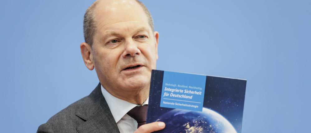 Kanzler Olaf Scholz (SPD) zeigte am Mittwoch stolz die Broschüre zur ersten Nationalen Sicherheitsstrategie.