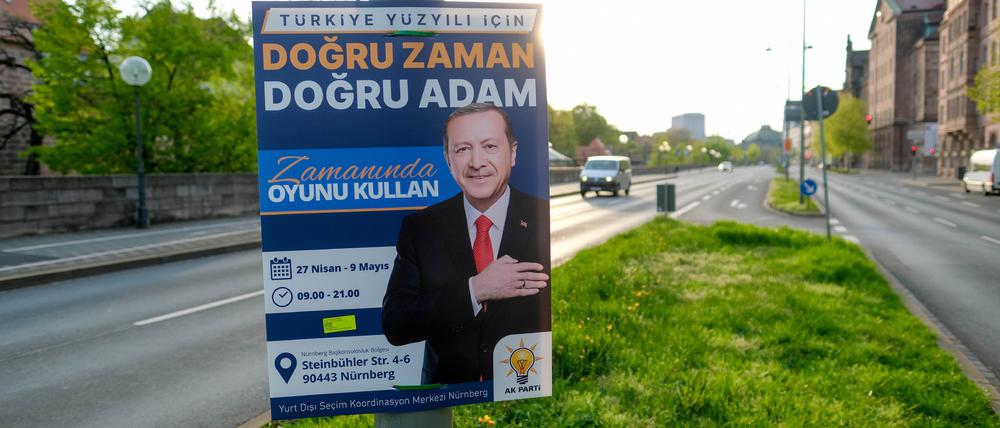 Am Frauentorgraben in Nürnberg legt der türkische Präsident auf einem Plakat die Hand aufs Herz und wirbt für seine Wiederwahl. 