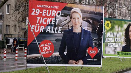 Wahlplakat der SPD mit Franziska Giffey und von Bündnis 90/Die Grünen mit Bettina Jarasch in Kreuzberg. Die Straßen sind leer.