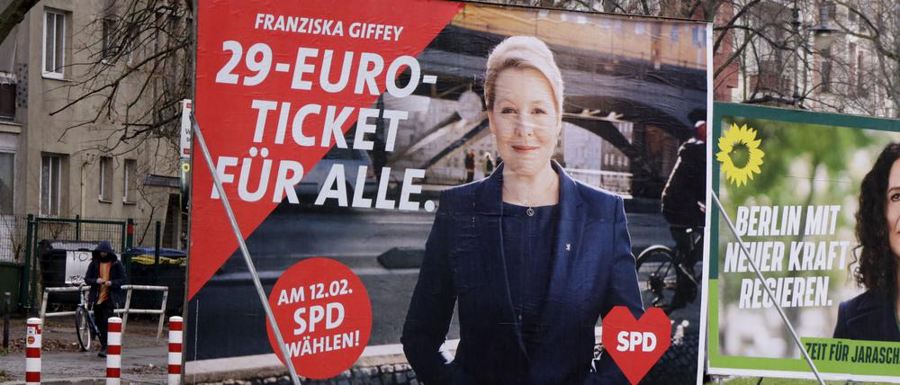 Wahlplakat der SPD mit Franziska Giffey und von Bündnis 90/Die Grünen mit Bettina Jarasch in Kreuzberg. Die Straßen sind leer.