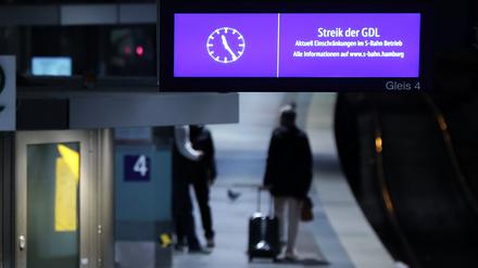 Anzeigentafel während des Streiks an einem S-Bahn-Gleis  im Hamburger Hauptbahnhof.