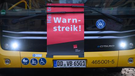 Ein Plakat „Warnstreik“ an einem Bus der Dresdner Verkehrsbetriebe (DVB) während des Warnstreiks im öffentlichen Nahverkehr im Betriebshof.