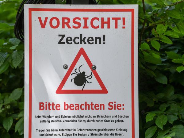 „Vorsicht! Zecken!“ steht auf einem Warnschild im Biosphärenreservat Schorfheide-Chorin. 