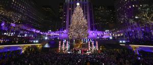  Der Weihnachtsbaum am Rockefeller Center wird in New York beleuchtet. 