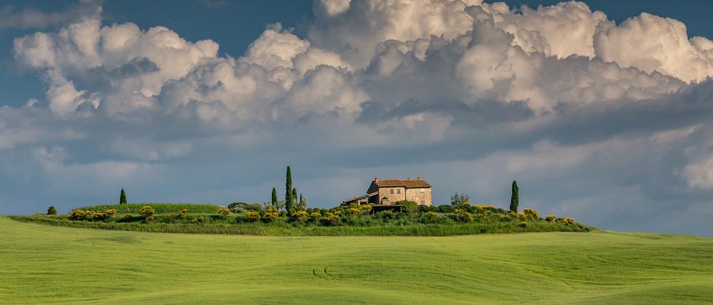 Ein Landhaus auf einem Hügel in der Toskana.