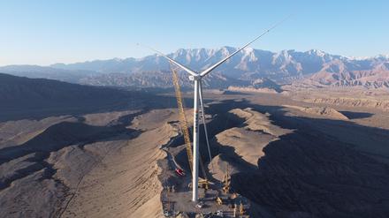 Die Luftaufnahme zeigt eine Windturbine nach der Installation in der Autonomen Präfektur Kizilsu Kirgisien in der nordwestchinesischen autonomen Region Xinjiang.
