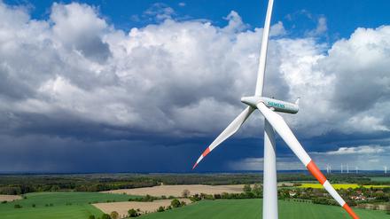 Eine Windenergieanlage des Herstellers Siemens steht auf einem Feld im Landkreis Oder-Spree im Osten des Landes Brandenburg. Siemens Energy leidet weiter unter den Problemen bei seiner spanischen Windkrafttochter Gamesa.