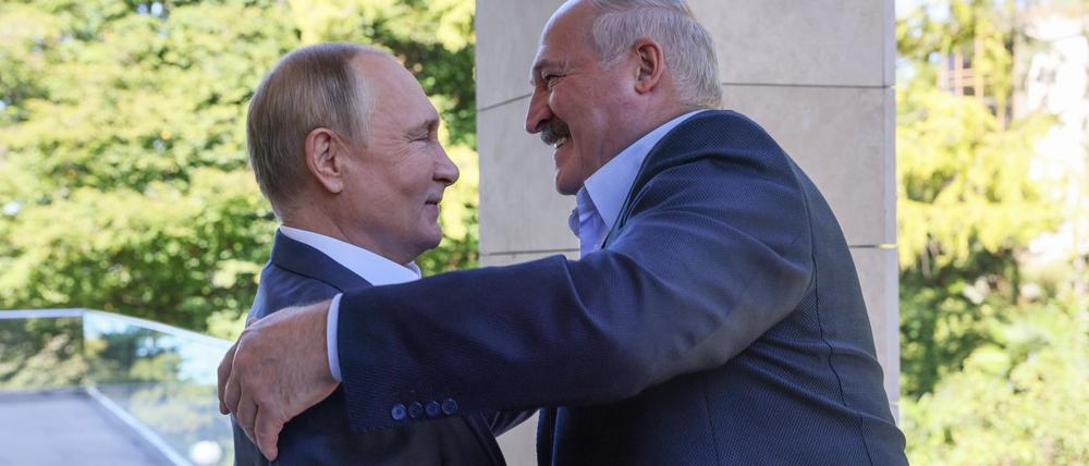 Alexander Lukaschenko umarmt den russischen Präsidenten Putin.