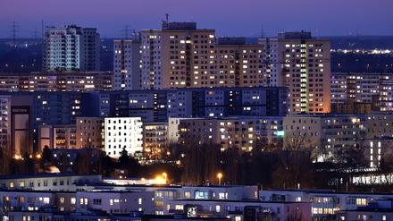Blick am Abend auf Häuser im Berliner Stadtteil Marzahn-Hellersdorf.