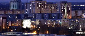 Blick am Abend auf Häuser im Berliner Stadtteil Marzahn-Hellersdorf.