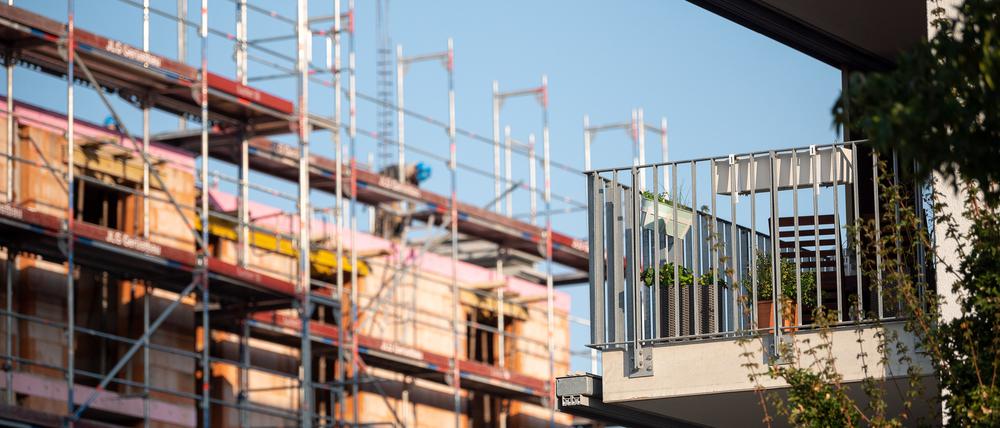 Ein Gerüst steht an der Baustelle eines Neubaus: Die Auftragslage im deutschen Wohnungsbau wird laut Ifo-Institut immer schlechter. (Archivfoto)