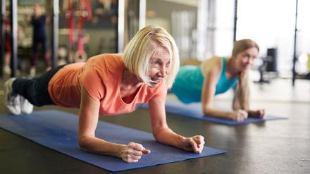 Halteübungen wie der Unterarmstütz, auch Plank genannt, wirken noch effektiver auf den Blutdruck als Ausdauersport. 