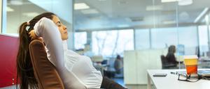 Gerade in Berufen am Schreibtisch sollten Beschäftigte ungesunden Routinen vermeiden.