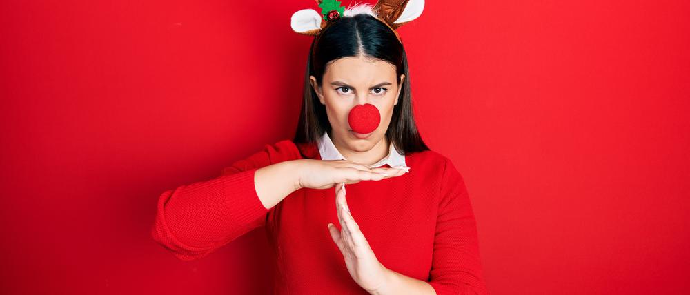 Junge Spanierin mit ernstem Gesichtsausdruck im Weihnachtskostüm.