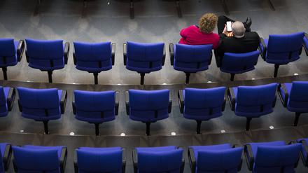 Zwei Abgeordnete sitzen in den leeren Sitzreihen im Deutschen Bundestag (Archivbild von 2018).