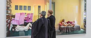 Zwei Besucher betrachten in der Fondation Beyeler die beiden großformatigen Inkjet-Prints “Summer Afternoons“.