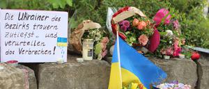 Am Einkaufszentrum in Murnau, an dem am Samstagabend zwei Männer aus der Ukraine getötet worden sind, wurden Blumen niedergelegt.