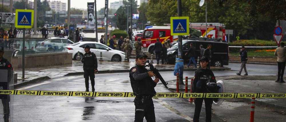 Türkische Polizisten und Sicherheitskräfte riegeln ein Gebiet nach einer Explosion in Ankara ab.