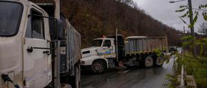 Hunderte ethnischer Serben errichteten am Samstag Barrikaden auf einer Straße im Norden des Kosovo und blockierten den Verkehr über die beiden wichtigsten Grenzübergänge nach Serbien, wie die Polizei mitteilte. 