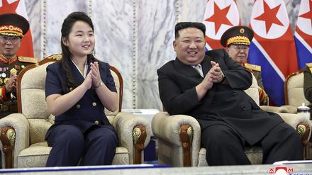 Kim Jong Un nimmt mit seiner Tochter an einer Parade anlässlich des 75-jährigen Gründungsjubiläums Nordkoreas teil.
