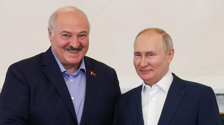Der belarussische Machthaber Alexander Lukaschenko schüttelt seinem russischen Amtskollegen Wladimir Putin während eines Treffens in St. Petersburg die Hand.