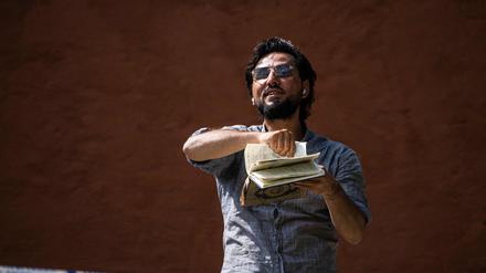 Salwan Momika reißt Seiten aus dem Koran vor der Großen Moschee in Stockholm am 28. Juni 2023. 