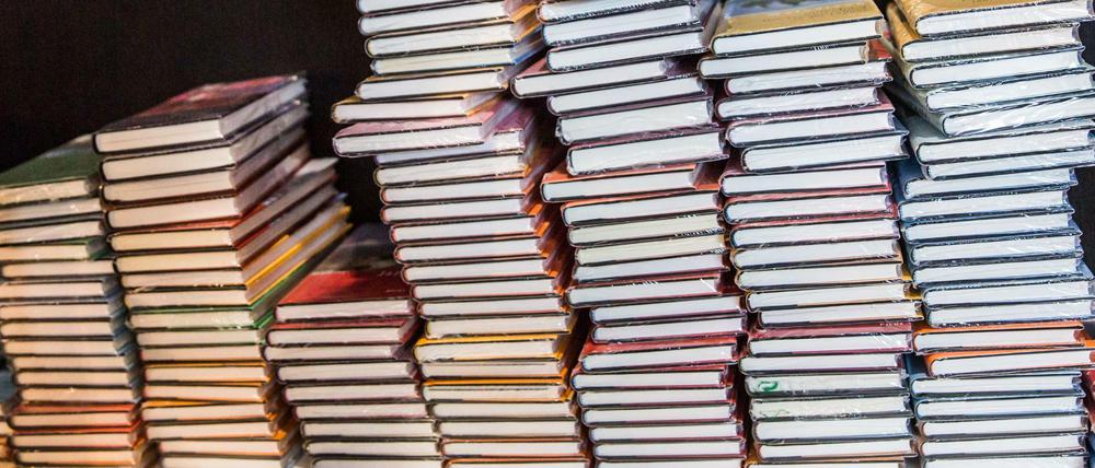 Ein Bücherstapel - 20 Titel stehen auch auf der Longlist zum Deutschen Buchpreis 2017