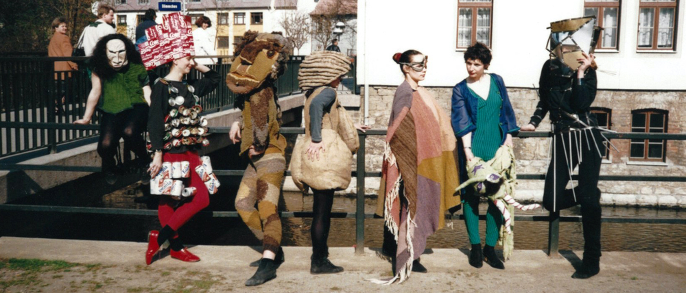 Subversives Frauenkollektiv. Die Künstlerinnengruppe Erfurt, hier von der Experimentalfilmerin Gabriele Stötzer im Jahr 1990 fotografiert. Die Ausstellung „Hosen haben Röcke an“, die sich ihrem radikalen künstlerischen Gegenentwurf zum DDR-Alltag widmet, ist noch bis zum 30. Januar in der NGBK, Oranienstraße 25 zu sehen.