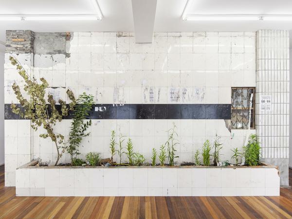 Die Installation "Down to Earth" im Martin Gropius Bau rückt Nachhaltigkeit in den Fokus.