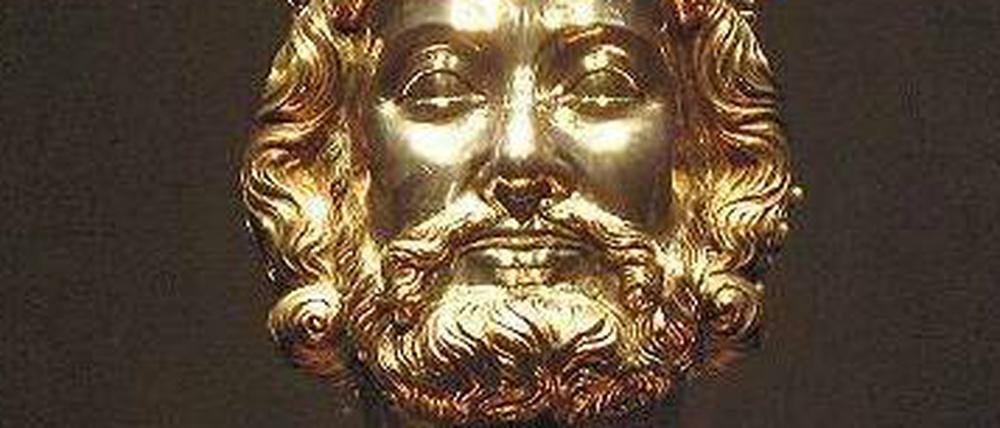 Schatzkammergut. In der Aachener Karlsbüste von 1350, einem Meisterwerk gotischer Goldschmiedekunst, wird die Schädeldecke Karls des Großen als Reliquie verwahrt. 