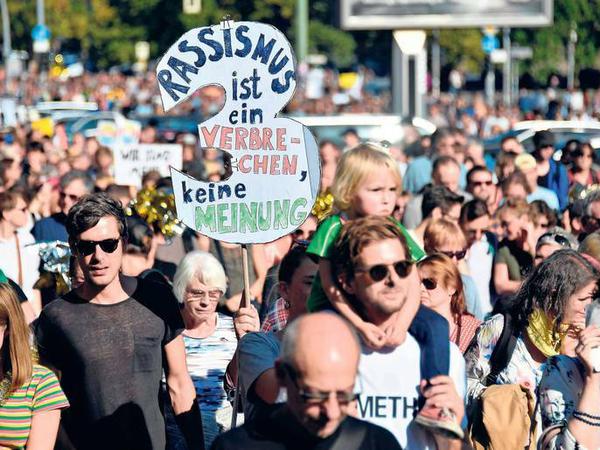 Gesicht zeigen. Teilnehmer der Berliner „Unteilbar“-Demonstration.