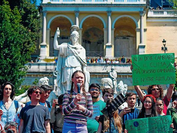 Sendungsbewusst. Die 16-jährige Klimaaktivistin Greta Thunberg am Freitag auf der Piazza del Popolo in Rom. 