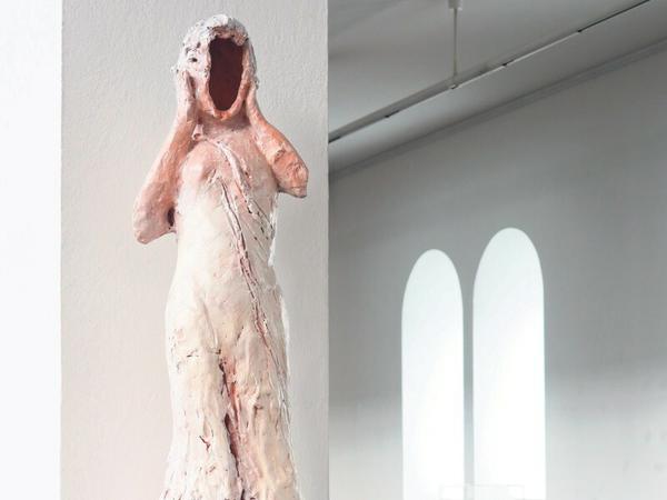 Die Märtyrerin. Leiko Ikemuras weiß glasierte Terrakotta-Skulptur „Der Schrei“ von 2016.