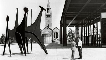 Bei der Eröffnung der Neuen Nationalgalerie 1968 stand eine der Skulpturen des Bildhauers Alexander Calder auf dem hinteren Terrassenteil. Zur Wiedereröffnung des Hauses im August ist eine Retrospektive des Künstlers geplant. 