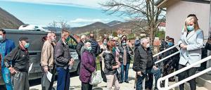 Im ostserbischen Ort Majdanpek stehen Menschen für eine Covid-19-Impfung an.