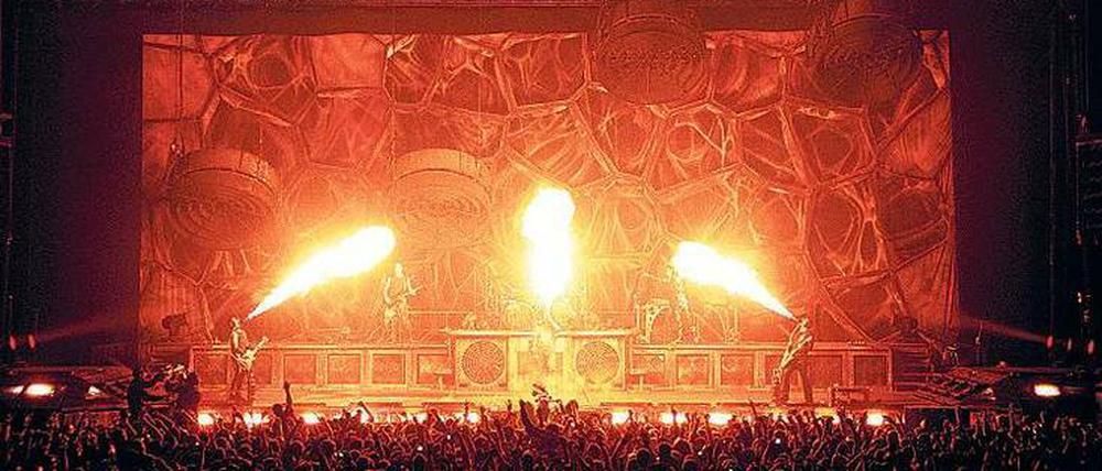 Überwältigung der Sinne. Rammstein-Konzerte sind Spektakel für Pyromanen und Fans von industrieller Maschinenmusik. Hier live in Paris 2012.