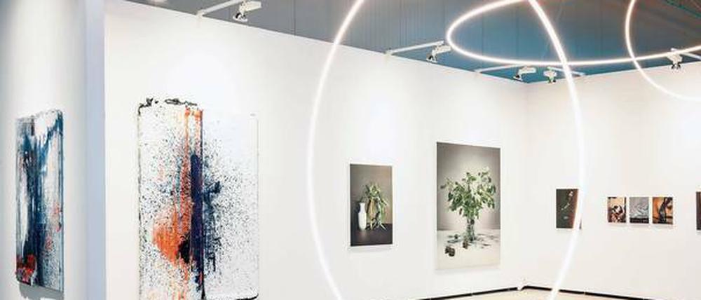 Folge dem Licht. Der niederländische Installationskünstler Henk Stallinga zeigt in der Koje der Galerie Gerhard Hofland geschwungene Leuchtröhren.