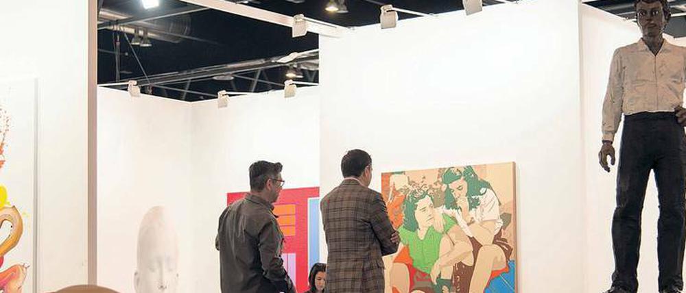  Am Stand der Galería Senda zeigt der Künstler Stefan Balkenhol seine Männerfigur aus Bronze 