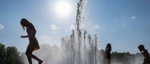 Bei der Berlinale auf der Museumsinsel steigt die Hitze. Abkühlung lockt Im Lustgarten. 
