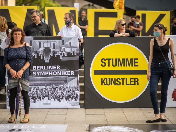 Protest am Breitscheidplatz. Die Aktion „Ohne Kunst wird es still“ von Kulturschaffenden, Juni 2020.