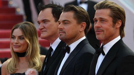 Was für ein Cast. Margot Robbie mit Regisseur Quentin Tarantino, Leonardo DiCaprio und Brad Pitt.