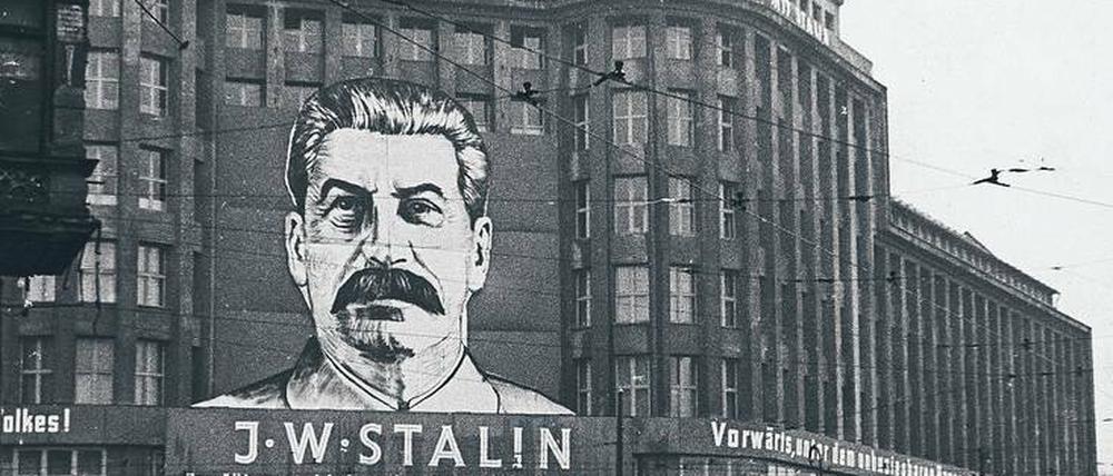 Um 1950 zeigt das „Haus der Einheit“ in Ost-Berlin, Sitz von ZK und Politbüro der SED, ein Riesenplakat mit dem Bild Stalins. Foto: picture alliance/ullstein bild